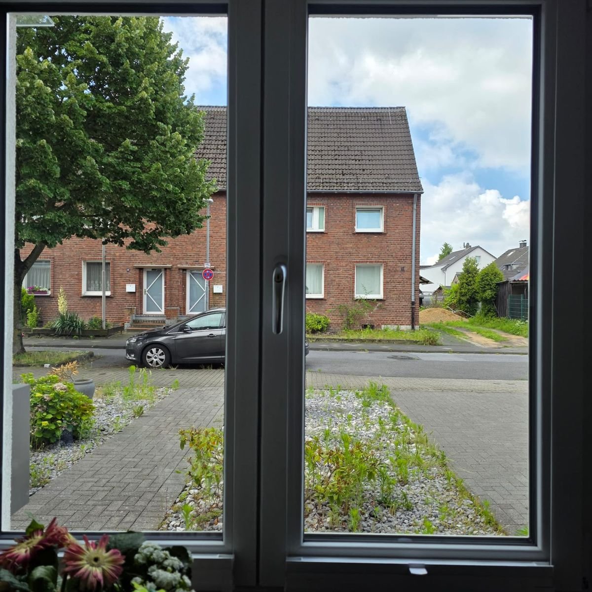 Blick durch ein sauberes Fenster auf die Straße