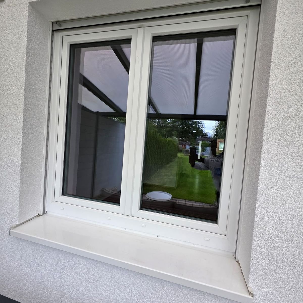Fenster von außen mit klaren Scheiben