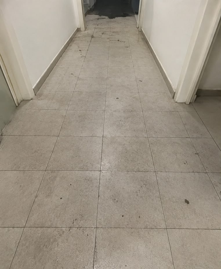 Vorher: Fliesenboden mit Flecken